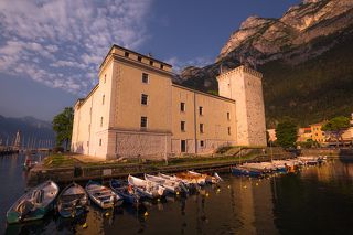 Рано утром озеро почти всегда тихое, на берегу - ни души..