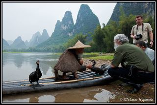 БАКЛАН, КОТОРЫЙ СЛЕВА ДУМАЕТ, ЧТО ЗА БЕСТАЛКОВЫЕ ЛЮДИ. ДЕДУШКААЖ БИТЫЕ ПОЛЧАСА ОБЪЯСНЯЕТ, КАК ЛОВИТЬ РЫБУ