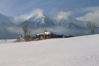 Деревянное жилище в горах подвержено еще более разрушительному воздействию природной стихии. Чтобы его содержать и поддерживать в надлежащем состоянии, нужно тут жить. Встречаются и дома, которые были покинуты в силу изменения форм хозйствования и экономического уклада.