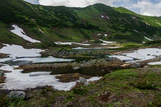 До середины июля озера скрыты под снегом.