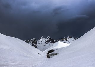 небо пугает и радует, долетают первые холодные капли..