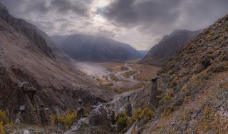 Это одно из самых  удивительных мест Горного Алтая. Добираться до него относительно просто, хоть и довольно долго - это примерно 60 км вверх по течению от устья Чулышмана. Перебравшись на другую сторону Чулышмана и попотев с пол-часика, ты оказываешься в гостях у этих каменных товарищей в шляпах. Отсюда открывается нехилый вид на долину реки. Панорама из нескольких вертикальных кадров...