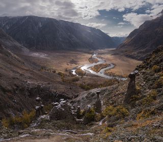 Немного позитива. Здесь уже веселее: вместо тучек - облачка... Интересно, что грибы все время движутся -  микроскопическими темпами сползают вниз и набирают вес, становятся больше. Этому способствует глинистая почва со щебнем. По этой же причине ползать с камерой в тех краях, мягко говоря, не очень комфортно).  Панорама из трех горизонтальных кадров