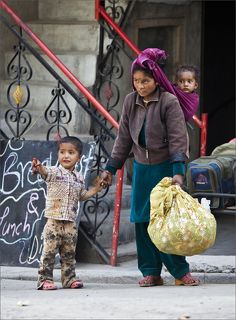 Моё внимание остановило то, как закреплён ребенок. Не частый способ даже там ...