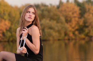 А та девчонка озорная,     Что рыжею копной волосьев,   смахнёт с небес дождя слезинки,