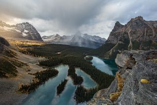 Вид сверху на озеро О\'хара (справа) и озеро Марии с плато Опабин в национальном парке Йохо