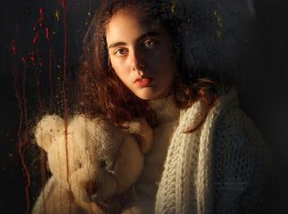 ... Никогда не позволяйте Вашим ушам поверить в то, чего не видели Ваши глаза ...

Фото сделано в рамках урока фотошколы
Модель: ученица ШТР \