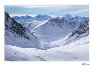 Вид с перевала. Прямо в хребте Куйлю видны (слева направо) пик Карпинского (Менсу) (5100) и пик Конституции (5281).  При переходе через перевалы в восточной части хребта Терскей Ала-тоо внимание путешественника невольно привлекают далекие грандиозные ледяные пики восточной части хребта Куйлю. Освоение района альпинистами началось в 1936 году разведочной экспедицией А. А. Летавета. Вершину назвали тогда пик Сталинской Конституции. Позже, в 70-80х годах прошлого века вершину называли пик Советской Конституции, а уже сегодня ее называют просто – пик Конституции. Тогда же было совершено восхождение на соседнюю вершину, получившую название пик Карпинского.  Путешественники прошлого столетия, наблюдавшие хребет Куйлю с верховьев р. Сарыджаса, высказали предположение, что главная вершина Куйлю лишь немного уступает по своей высоте Хан-Тенгри. В 1900 году Центральный Тянь-Шань посещает доктор Георг фон-Алмаши из Австро-Венгрии. Высшую точку хребта Куйлю Алмаши называет пиком Эдуарда (в честь своего отца Эди – одного из основателей Венгерского Географического общества). Сейчас эта вершина ивестна как пик Конституции. В 1902 году проф. В. В. Сапожников перешел через перемычку, соединяющую хребты Куйлю и Терскей (перевал Куйлю) и обогнув хребет Куйлю с запада, спустился в ущелье р. Теректы. Однако достичь юго-восточного угла хребта, где расположены главные вершины Куйлю, ему не удалось.  «Летом 1936 г. самодеятельная группа автора этих строк поставила себе задачу несколько раз пересечь Куйлю в его восточной части и определить характер и местоположение основных вершин. Задача эта была выполнена. Были пройдены ущелья Б. и М. Талды-Cу и найдены перевалы в систему р. Теректы. ...В начале августа 1936 г. группа альпинистов после утомительного дневного перехода уже к вечеру поднялась на седловину, замыкающую ледник Б. Талды-Cу. На седловине вся группа остановилась, как очарованная. В лучах вечернего солнца сверкала перед альпинистами прекрасная, стройная вершина, скованная льдами. Остроконечной пирамидой с небольшим плечом возвышалась она над ледником, стекавшим на юг (ледник Аю-Тор). Особенно поражала её большая относительная высота, примерно двухкилометровой стеной поднималась она над поверхностью ледника. Вся усталость участников группы сразу исчезла, и долго не могли они оторваться от представшего зрелища. Вершину решено было назвать пиком Сталинской Конституции, в честь исторического акта 1936 г. разработки и утверждения Конституции Советского Союза, Основного Закона страны победившего социализма. В следующем, 1937 г., Всесоюзный Комитет по делам физической культуры и спорта направил на Тянь-Шань альпинистскую экспедицию также под моим руководством. Одной из задач экспедиции было первовосхождение на пик Сталинской Конституции. После ожесточенной трехдневной борьбы 7 сентября 1937 г штурмовая группа в составе И. Черепова, В. Мухина, Н. Попова и В. Рацека достигла вершины. Высота вершины оказалась равной 5 281 м. Всем наблюдавшим вершину как вблизи, так и издали она казалась значительно более высокой, такое впечатление надо полагать, создавалось вследствие ее необычайно стройной формы и большой относительной высоты.» А. А. Летавет