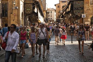 туристы живой рекой на всех улицах города