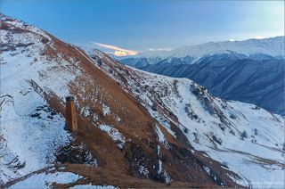 Башня имела так же боевое предназначение. Вход в башню на втором этаже со стороны обрыва, верхний этаж венчают машикули