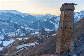 Высота около 20-ти метров, построена в X-XII веках.