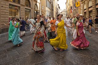 Харе Кришна, харе Рама. Эти люди вашли на улицу чтобы рассказать о самом дорогом что у них есть.