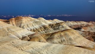 Горы Ак-Тау. к сожалению небо было абсолютно безоблачным, справа можно увидеть дымку, которая образуется в безветренную погоду.