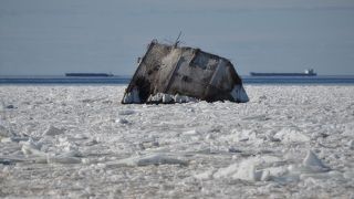 Это нос корабля Lady Cotlin. Причём верх не там, где вы думаете, а под водой в правом нижнем углу. Соответственно левая часть \