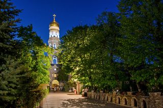 Вход в монастырь и колокольня