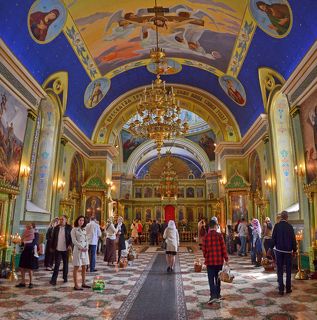 Утро в храме после пасхальной ночи