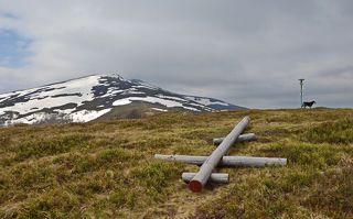 Крест на г. Ряпецкой (1210м) не выдержал испытаний зимы. Впереди Великий Верх (1598м.)