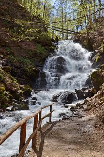 Про водопад весенний полноводный