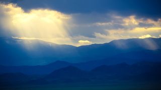 На сцене возникали драматические ноты. Очертания гор и туч приобрели синеватый оттенок, который подчеркивался желтоватым светом, лившимся в просветы. Драматичность в музыке сразу была подхвачена низким тембром саксофона.