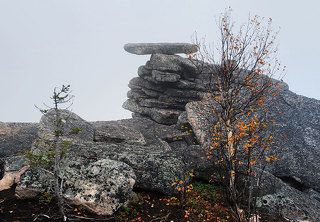 Идти всё трудней, камни стали порой огромными и не так просто перелазить с одного на другой, особливо в резиновых сапогах по влажной поверхности.