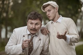 – Вот что, Миша, – зашептал поэт, оттащив Берлиоза в сторону, – он никакой не интурист, а шпион. Это русский эмигрант, перебравшийся к нам. Спрашивай у него документы, а то уйдет...  – Ты думаешь? – встревоженно шепнул Берлиоз, а сам подумал: «А ведь он прав!»  – Уж ты мне верь, – засипел ему в ухо поэт, – он дурачком прикидывается, чтобы выспросить кое-что. Ты слышишь, как он по-русски говорит, – поэт говорил и косился, следя, чтобы неизвестный не удрал, – идем, задержим его, а то уйдет...