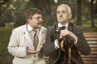 – Кирпич ни с того ни с сего, – внушительно перебил неизвестный, – никому и никогда на голову не свалится. В частности же, уверяю вас, вам он ни в коем случае не угрожает. Вы умрете другой смертью.  – Может быть, вы знаете, какой именно? – с совершенно естественной иронией осведомился Берлиоз, вовлекаясь в какой-то действительно нелепый разговор, – и скажете мне?  – Охотно, – отозвался незнакомец. Он смерил Берлиоза взглядом, как будто собирался сшить ему костюм, сквозь зубы пробормотал что-то вроде: «Раз, два... Меркурий во втором доме... луна ушла... шесть – несчастье... вечер – семь...» – и громко и радостно объявил: – Вам отрежут голову!