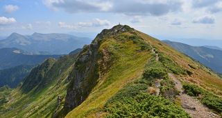 Тропа к вершине. Вдали слева вдали Румынская гора Фаркеу(1957м) и Михайлик(1917м)