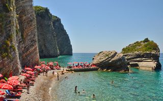 Пляж на о. Св. Николы. Остров Святого Николы является наибольшим островом в южной части Адриатического моря. Его длина почти 2 км, площадь - 47 Га.