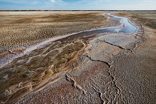 Горькая речка течёт по пересохшему дну озера Баскунчак.