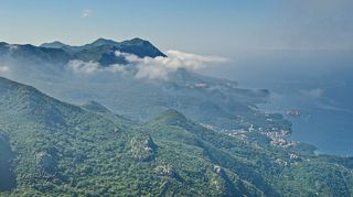Побережье Будванской ривьеры. Справа у побережья о. Свети-Стефан. Весь остров представляет собой одну шикарную гостиницу «Свети-Стефан».