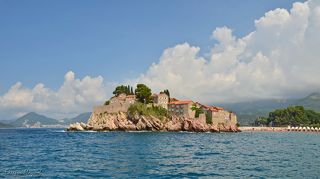 Свети-Стефан находится в Будванской ривьере Черногории. Это городок, который был изначально рыбацким селением, в 1960 году преобразованным в старый город, при этом башня, узкие улочки, магазинчики и церквушки сохранили свой изначальный вид.