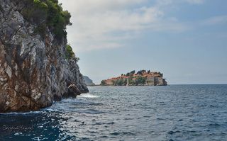 На подходе к острову. Свети-Стефан необычен и уникален не только для Черногории или Будванской ривьеры, но и для всего Средиземноморья. Он стоит на скальном острове с крышами, красными как рубины. С материком его соединяет песчаная коса.