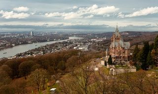Замок - Драхенбург. Река - Рейн. Внизу под замком - городок Кёнигсвинтер. На среднем плане, на левом берегу (с алюминиевой \