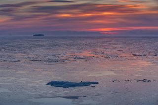 Правда, мороз знатно щипал за все открытые места, а особенно за нос и руки )))