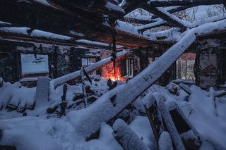 Призрак огня среди обугленных стен