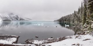 Хоть и стоял месяц июнь, матушка природа никак не хотела показать красавца Робсона - прятала его за густым слоем облаков. Шел снего-дождь и мы сидели в избушке вокруг печурки, играли в карты, травили байки