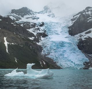 Озеро Берг, ледник Берг и в озере Айсберги