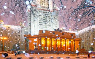 С Новым годом! Снегопад в МГУ.