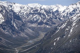 Протяжённость этой горной системы 450 км, ширина от 50 до 90 км, высота до 4622 метров над уровнем моря (пик Семёнова-Тян-Шанского)