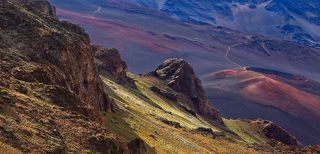 Что такое вулкан знают все – это каналы, по которым из недр Земли извергаются горячие газы и обломки горных пород (  бывают твердыми, и жидкими).