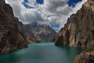 Видимо когда-то часть скалы обвалилась и сформировала платину, таким образом и образовалось это озеро.