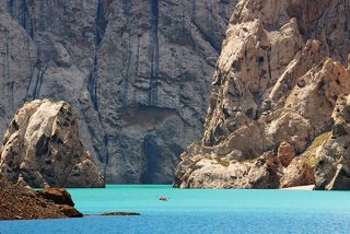 На первой фотографии видно этот островок, от места съемки он находится примерно в 1,5км.