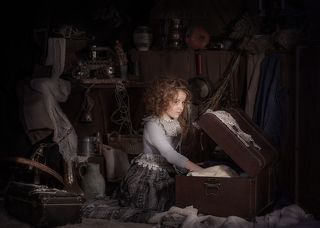 Бабушкин чердак всегда  таинственное и манящее  место. Так притягивает втайне от родителей забраться  и окунуться  в мир фантазий и  сказок, разглядывая старые вещи в сундуке...Там всегда темно и прохладно и жутко интересно...Попав на чердак, Даша забыла обо всем...время пролетело незаметно и детский сон одолел маленькую девочку...Мама нашла дочку, уснувшую прямо на сундучке, среди старинных вещей. Легонько разбудила ее и поведала увлекательные истории о старых предметах , что нашла девочка в сундуке...