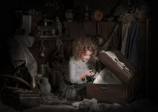 Бабушкин чердак всегда  таинственное и манящее  место. Так притягивает втайне от родителей забраться  и окунуться  в мир фантазий и  сказок, разглядывая старые вещи в сундуке...Там всегда темно и прохладно и жутко интересно...Попав на чердак, Даша забыла обо всем...время пролетело незаметно и детский сон одолел маленькую девочку...Мама нашла дочку, уснувшую прямо на сундучке, среди старинных вещей. Легонько разбудила ее и поведала увлекательные истории о старых предметах , что нашла девочка в сундуке...