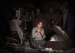 Бабушкин чердак всегда  таинственное и манящее  место. Так притягивает втайне от родителей забраться  и окунуться  в мир фантазий и  сказок, разглядывая старые вещи в сундуке...Там всегда темно и прохладно и жутко интересно...Попав на чердак, Даша забыла обо всем...время пролетело незаметно и детский сон одолел маленькую девочку...Мама нашла дочку, уснувшую прямо на сундучке, среди старинных вещей. Легонько разбудила ее и поведала увлекательные истории о старых предметах , что нашла девочка в сундуке...