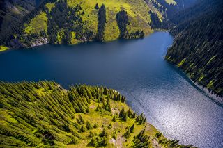 Средний Кольсай - самое крупное озеро каскада, из трех очень красивых природных природных водоемов