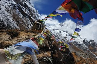 Развивающиеся на ветру мантры, оставленные местными жителями и туристами.