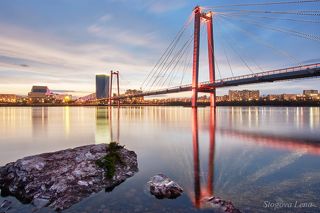 Закат совсем завершился, зато подсветка моста стала ярче.