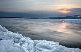 Так засыпают реки...
Осенний ледоход на Оби.