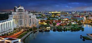 «Дом у Троицкого» на берегу реки Свислочь, вид из окна гостиницы «Беларусь». Самая лучшая жилая новостройка Минска с самыми замечательными видами из окон! Прошло уже шесть лет как дом ввели в эксплуатацию и только сейчас (НАКОНЕЦ-ТО) о нём стали появляться в сети и положительные отзывы! А раньше на него так усиленно матерились и обхаивали в интернет-комментах, что от этого потока ненависти дом мог и провалиться…   :( Оценить живописность Минска лучше всего с 22-го этажа гостиницы «Беларусь». Это  своеобразная смотровая площадка города, с которой открываются великолепные виды по всем сторонам света.   Минск настолько фотогеничный город, что при желании, не выходя за городскую черту,  можно без труда сделать фотосессию на полноценный пейзажный фотоальбом без каких-либо элементов цивилизации. Способствует этому зеленый оазис, разбитый вдоль реки Свислочь.